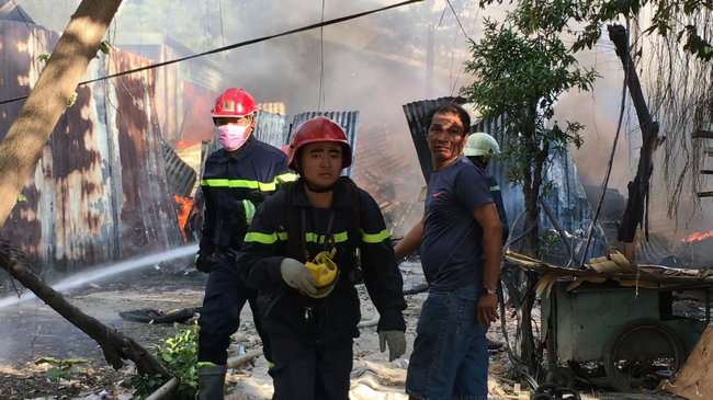 TP.HCM: 8 căn nhà bị cháy rụi sau cơn hỏa hoạn, may mắn không có ai thương vong - Ảnh 2.