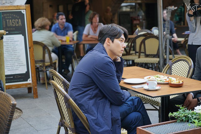 Loạt hình hậu trường gây sốt: Ở tuổi 37, Hyun Bin dù nhợt nhạt vẫn trông như một tác phẩm nghệ thuật sống - Ảnh 1.