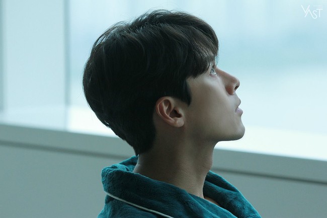 Loạt hình hậu trường gây sốt: Ở tuổi 37, Hyun Bin dù nhợt nhạt vẫn trông như một tác phẩm nghệ thuật sống - Ảnh 15.