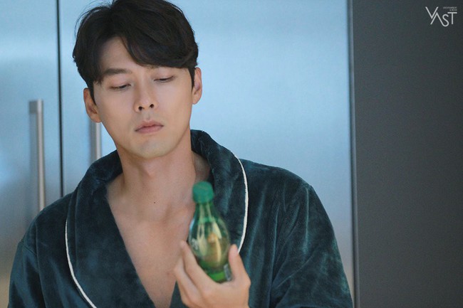 Loạt hình hậu trường gây sốt: Ở tuổi 37, Hyun Bin dù nhợt nhạt vẫn trông như một tác phẩm nghệ thuật sống - Ảnh 16.