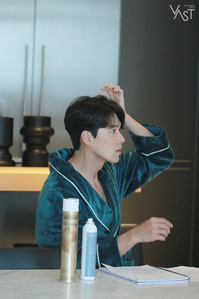 Loạt hình hậu trường gây sốt: Ở tuổi 37, Hyun Bin dù nhợt nhạt vẫn trông như một tác phẩm nghệ thuật sống - Ảnh 18.