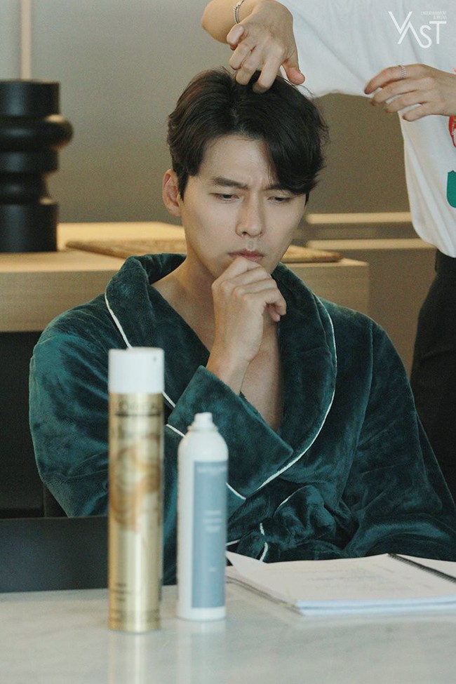 Loạt hình hậu trường gây sốt: Ở tuổi 37, Hyun Bin dù nhợt nhạt vẫn trông như một tác phẩm nghệ thuật sống - Ảnh 19.