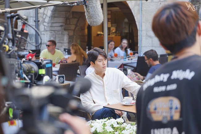 Loạt hình hậu trường gây sốt: Ở tuổi 37, Hyun Bin dù nhợt nhạt vẫn trông như một tác phẩm nghệ thuật sống - Ảnh 2.