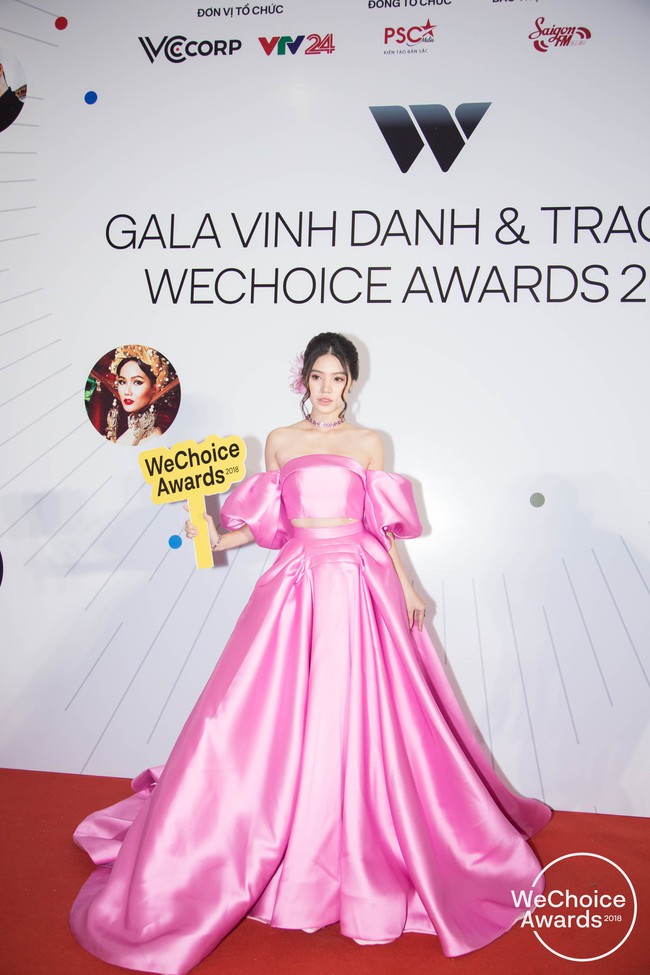 Giữa một rừng Hoa Hậu tại Wechoice Awards 2018, Hương Giang vẫn tỏa sáng nhất nhờ combo vũ khí này - Ảnh 3. Giữa một rừng Hoa Hậu tại Wechoice Awards 2018, Hương Giang vẫn tỏa sáng nhất nhờ combo vũ khí này - Ảnh 3.