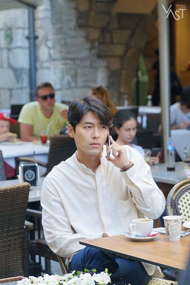 Loạt hình hậu trường gây sốt: Ở tuổi 37, Hyun Bin dù nhợt nhạt vẫn trông như một tác phẩm nghệ thuật sống - Ảnh 3.