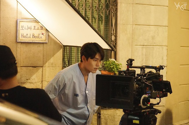 Loạt hình hậu trường gây sốt: Ở tuổi 37, Hyun Bin dù nhợt nhạt vẫn trông như một tác phẩm nghệ thuật sống - Ảnh 6.