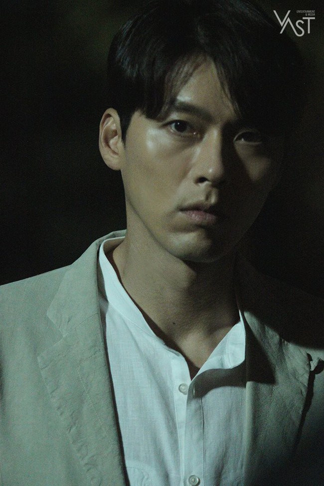 Loạt hình hậu trường gây sốt: Ở tuổi 37, Hyun Bin dù nhợt nhạt vẫn trông như một tác phẩm nghệ thuật sống - Ảnh 7.