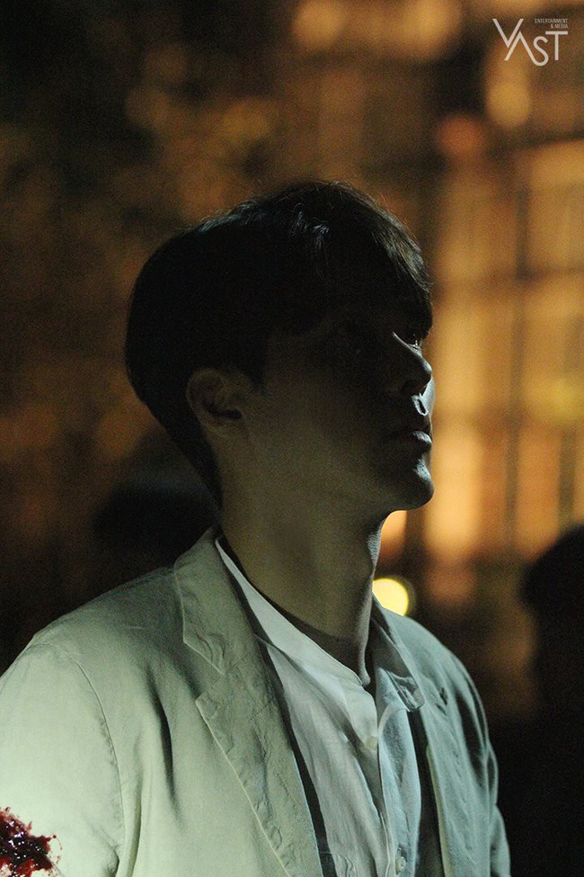 Loạt hình hậu trường gây sốt: Ở tuổi 37, Hyun Bin dù nhợt nhạt vẫn trông như một tác phẩm nghệ thuật sống - Ảnh 8.