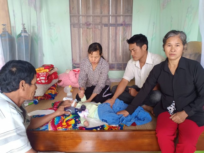 Ánh mắt cầu cứu của bé trai 8 tháng sống phụ thuộc vào máy thở: “Nếu ngừng bóp bình oxy con tôi sẽ ngưng thở” - Ảnh 4. Ánh mắt cầu cứu của bé trai 8 tháng sống phụ thuộc vào máy thở: “Nếu ngừng bóp bình oxy con tôi sẽ ngưng thở” - Ảnh 4.