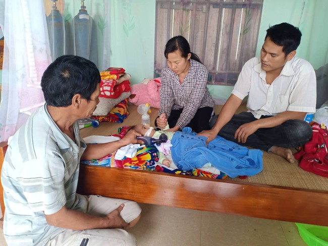 Ánh mắt cầu cứu của bé trai 8 tháng sống phụ thuộc vào máy thở: “Nếu ngừng bóp bình oxy con tôi sẽ ngưng thở” - Ảnh 5. Ánh mắt cầu cứu của bé trai 8 tháng sống phụ thuộc vào máy thở: “Nếu ngừng bóp bình oxy con tôi sẽ ngưng thở” - Ảnh 5.