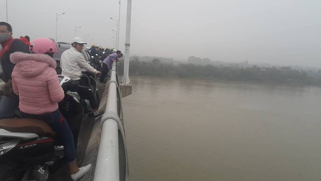 Hải Dương: Nam thanh niên đi trên cầu Hàn bất ngờ để lại xe máy rồi nhảy xuống sông tự tử - Ảnh 1.