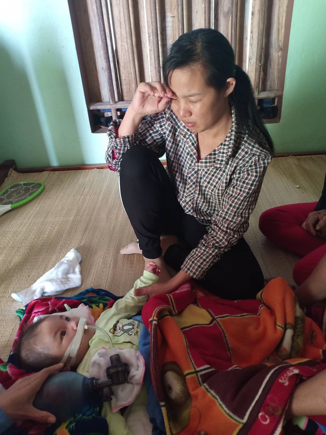 Ánh mắt cầu cứu của bé trai 8 tháng sống phụ thuộc vào máy thở: “Nếu ngừng bóp bình oxy con tôi sẽ ngưng thở” - Ảnh 8. Ánh mắt cầu cứu của bé trai 8 tháng sống phụ thuộc vào máy thở: “Nếu ngừng bóp bình oxy con tôi sẽ ngưng thở” - Ảnh 8.