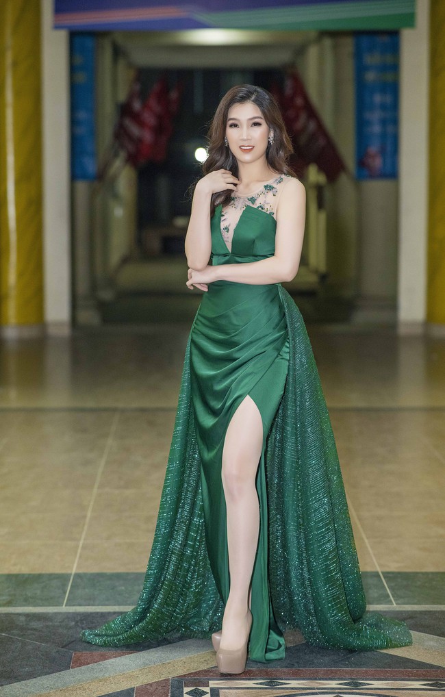 Phí Thùy Linh diện váy xẻ cao thách thức giá lạnh Hà Nội - Ảnh 5. Phí Thùy Linh diện váy xẻ cao thách thức giá lạnh Hà Nội - Ảnh 5.