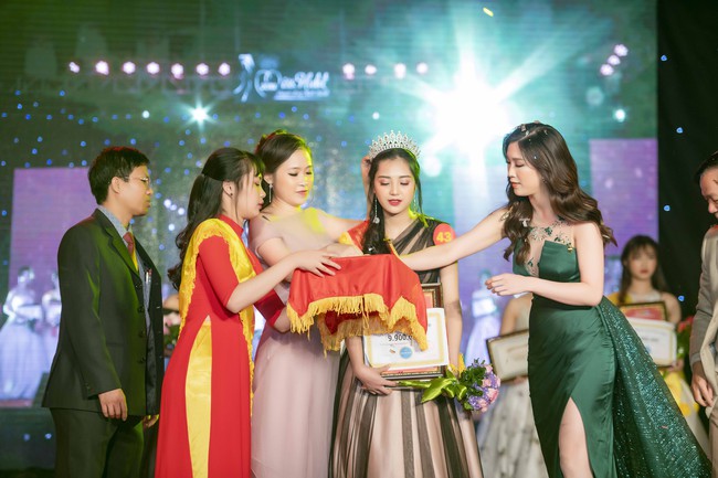 Phí Thùy Linh diện váy xẻ cao thách thức giá lạnh Hà Nội - Ảnh 8. Phí Thùy Linh diện váy xẻ cao thách thức giá lạnh Hà Nội - Ảnh 8.