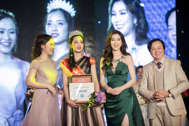 Phí Thùy Linh diện váy xẻ cao thách thức giá lạnh Hà Nội - Ảnh 9. Phí Thùy Linh diện váy xẻ cao thách thức giá lạnh Hà Nội - Ảnh 9.