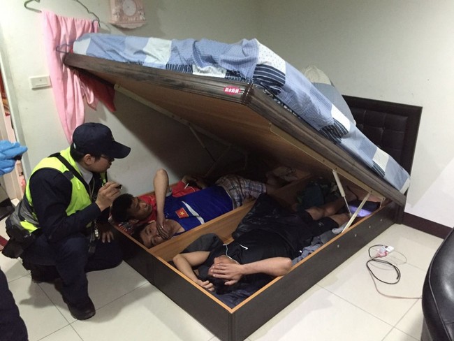 Bị tóm vì sử dụng ma tuý ở Đài Loan, thanh niên Việt đưa cảnh sát về nhà bắt thêm 3 bạn đang trốn dưới gầm giường - Ảnh 1.