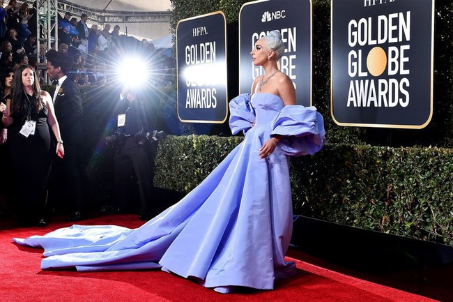 10 bộ cánh đỉnh nhất tại Quả Cầu Vàng 2019: Lady Gaga quét thảm đỏ theo đúng nghĩa đen, có đại minh tinh chỉ đi sandal... 1 triệu đồng! - Ảnh 1.