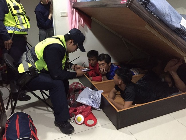 Bị tóm vì sử dụng ma tuý ở Đài Loan, thanh niên Việt đưa cảnh sát về nhà bắt thêm 3 bạn đang trốn dưới gầm giường - Ảnh 2.