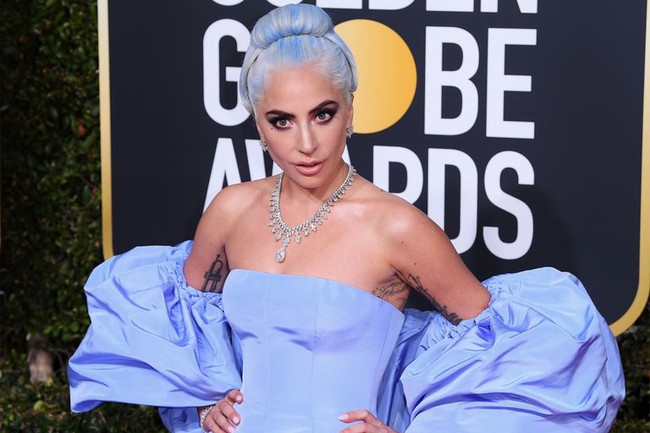 10 bộ cánh đỉnh nhất tại Quả Cầu Vàng 2019: Lady Gaga quét thảm đỏ theo đúng nghĩa đen, có đại minh tinh chỉ đi sandal... 1 triệu đồng! - Ảnh 2.