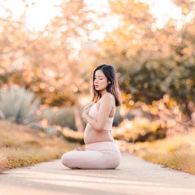 Siêu mẫu gốc Việt Lạc Cơ Nhi bị chỉ trích vì thực hiện động tác yoga khó khi đang mang thai 5 tháng - Ảnh 1.