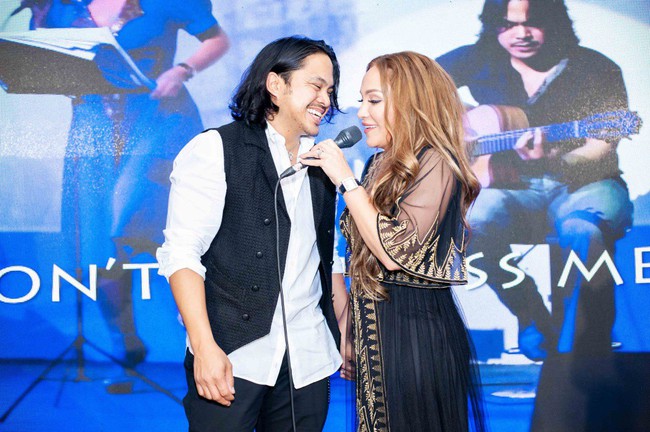 Thanh Hà xúc động cầu hôn bạn trai kém tuổi trong buổi ra mắt album mới - Ảnh 8. Thanh Hà xúc động cầu hôn bạn trai kém tuổi trong buổi ra mắt album mới - Ảnh 8.