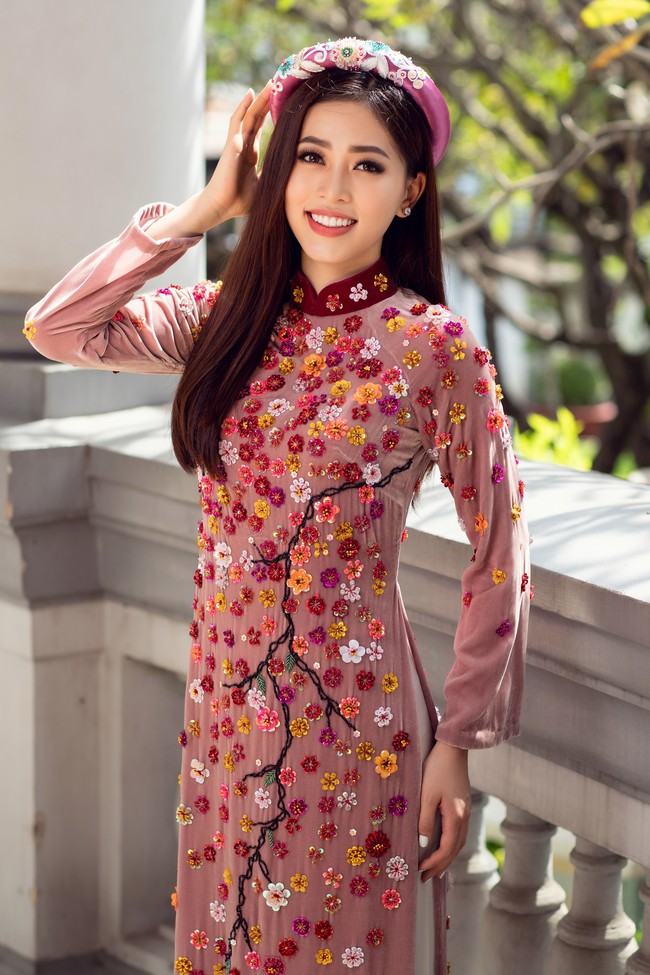 Hoa hậu Tiểu Vy, Á hậu Phương Nga, Thúy An khoe nhan sắc rực rỡ trong tà áo dài Tết - Ảnh 11. Hoa hậu Tiểu Vy, Á hậu Phương Nga, Thúy An khoe nhan sắc rực rỡ trong tà áo dài Tết - Ảnh 11.