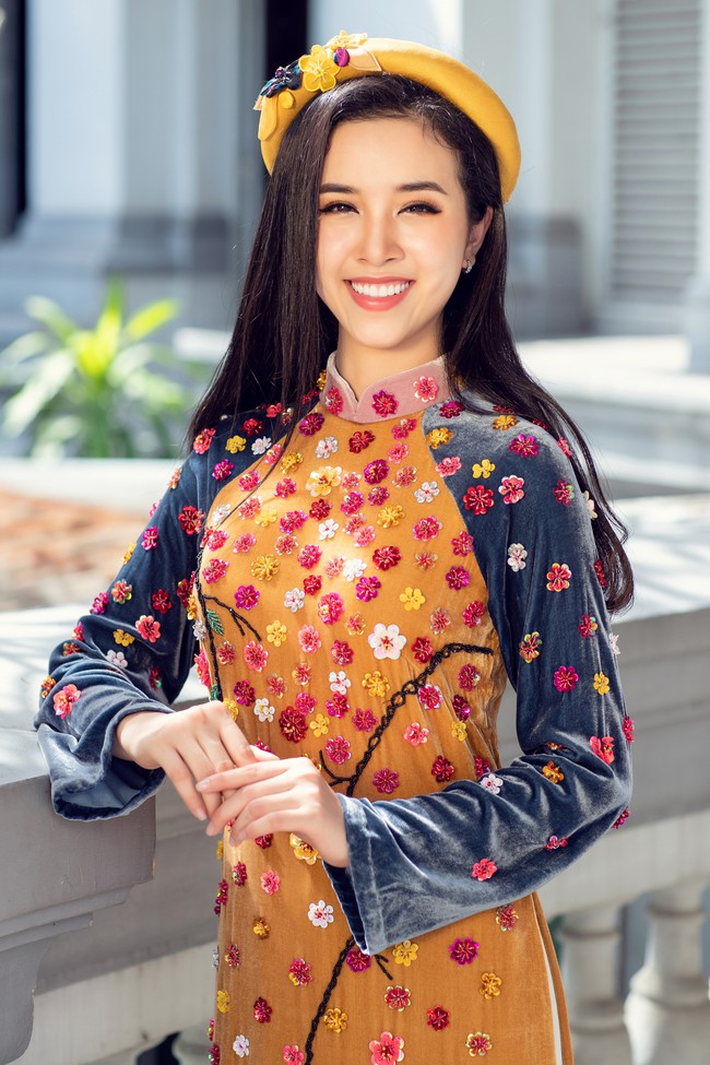 Hoa hậu Tiểu Vy, Á hậu Phương Nga, Thúy An khoe nhan sắc rực rỡ trong tà áo dài Tết - Ảnh 13. Hoa hậu Tiểu Vy, Á hậu Phương Nga, Thúy An khoe nhan sắc rực rỡ trong tà áo dài Tết - Ảnh 13.