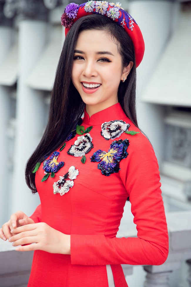 Hoa hậu Tiểu Vy, Á hậu Phương Nga, Thúy An khoe nhan sắc rực rỡ trong tà áo dài Tết - Ảnh 15.