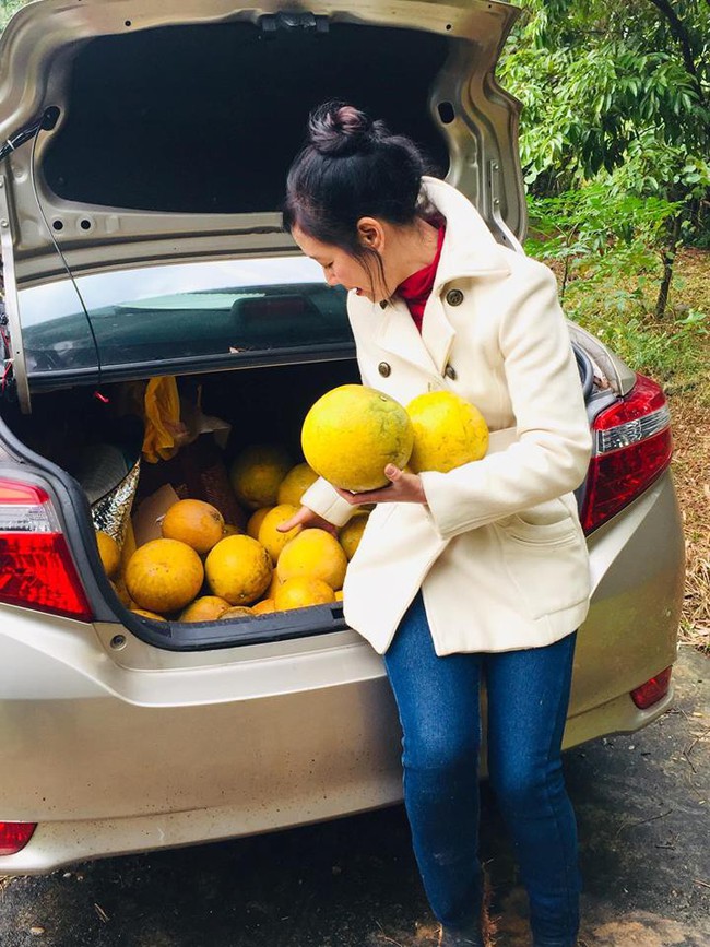 Sát Tết, NSƯT Chiều Xuân thu hoạch cả nghìn quả bưởi ở khu vườn của gia đình - Ảnh 7.