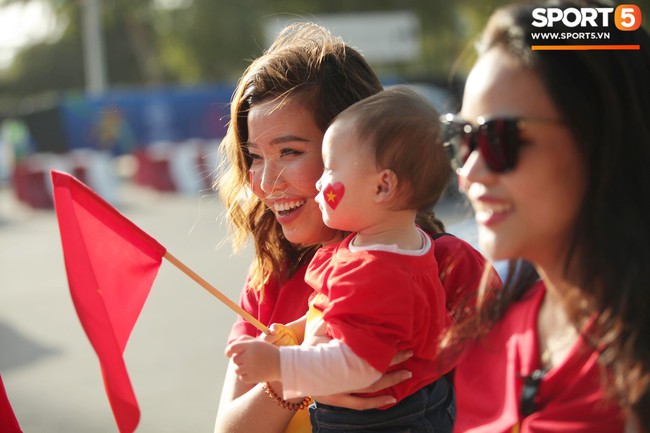 Dàn fangirl xinh đẹp tiếp lửa cho đội tuyển Việt Nam trước trận gặp Iraq - Ảnh 7.