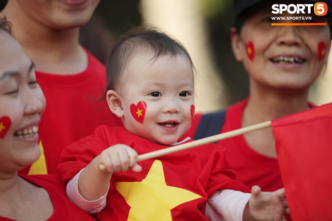Dàn fangirl xinh đẹp tiếp lửa cho đội tuyển Việt Nam trước trận gặp Iraq - Ảnh 9.
