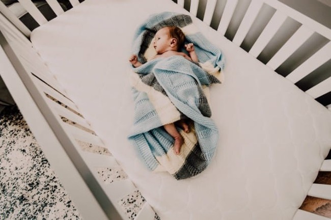 Để tránh tất cả những nguy cơ gây tử vong ở trẻ sơ sinh khi đang ngủ cha mẹ hãy áp dụng ngay cách này - Ảnh 1.