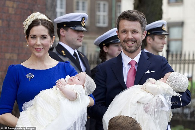 Hai bé sinh đôi Hoàng gia Đan Mạch gây sốt với vẻ đẹp lung linh khiến George và Charlotte nước Anh cũng bị lu mờ - Ảnh 1.