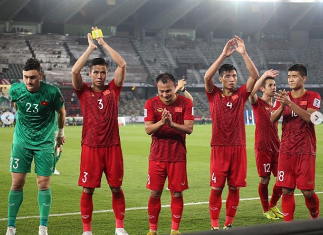 Thua trận mở màn Asian Cup, Đức Chinh bị chửi bới là chân gỗ, Đặng Văn Lâm bị khán giả quay lưng - Ảnh 1.