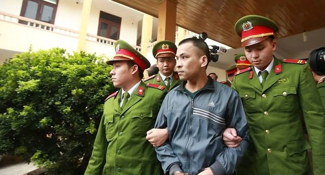 Xét xử vụ chạy thận: Bé gái được vào tòa vài phút để hát cho bố là bị cáo nghe - Ảnh 4. Xét xử vụ chạy thận: Bé gái được vào tòa vài phút để hát cho bố là bị cáo nghe - Ảnh 4.