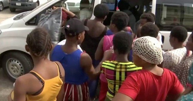 Cảnh sát Nigeria giải cứu 19 phụ nữ bị bắt cóc và hãm hiếp, trở thành cái &quot;máy đẻ&quot; trong đường dây &quot;sản xuất trẻ em&quot; - Ảnh 2.