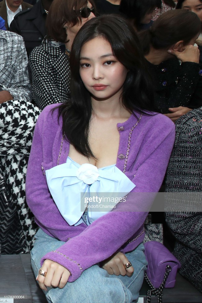 Jennie (Black Pink) gây shock vì quá “quê mùa” với bộ cánh tím lịm, lấp ló vòng 1 bốc lửa tại Paris Fashion Week - Ảnh 5.