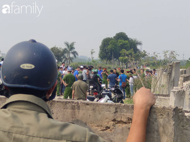 NÓNG: Đang thực nghiệm hiện trường vụ nam sinh 18 tuổi chạy xe ôm công nghệ bị sát hại ở Hà Nội - Ảnh 5.