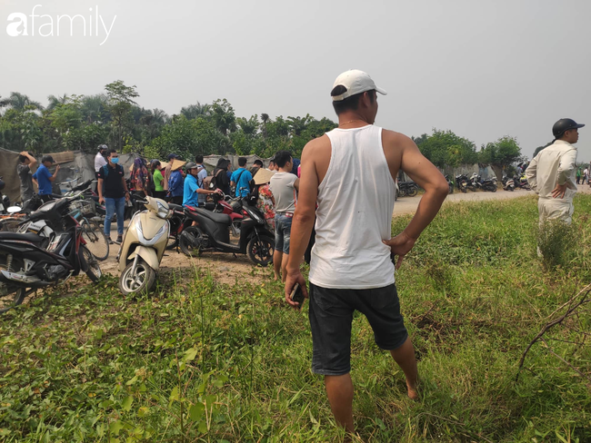 NÓNG: Đang thực nghiệm hiện trường vụ nam sinh 18 tuổi chạy xe ôm công nghệ bị sát hại ở Hà Nội - Ảnh 1.