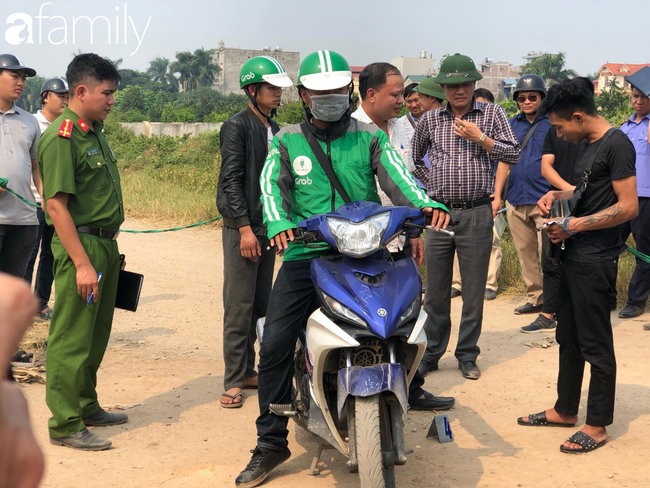 NÓNG: Đang thực nghiệm hiện trường vụ nam sinh 18 tuổi chạy xe ôm công nghệ bị sát hại ở Hà Nội - Ảnh 1.