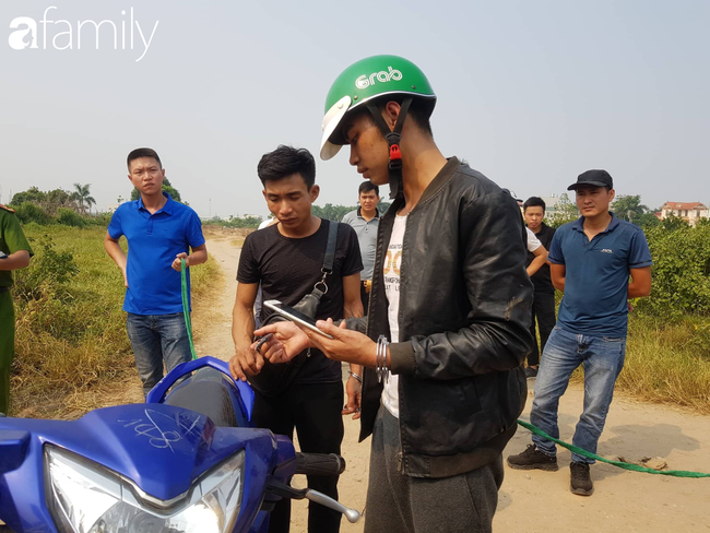 NÓNG: Đang thực nghiệm hiện trường vụ nam sinh 18 tuổi chạy xe ôm công nghệ bị sát hại ở Hà Nội - Ảnh 1.