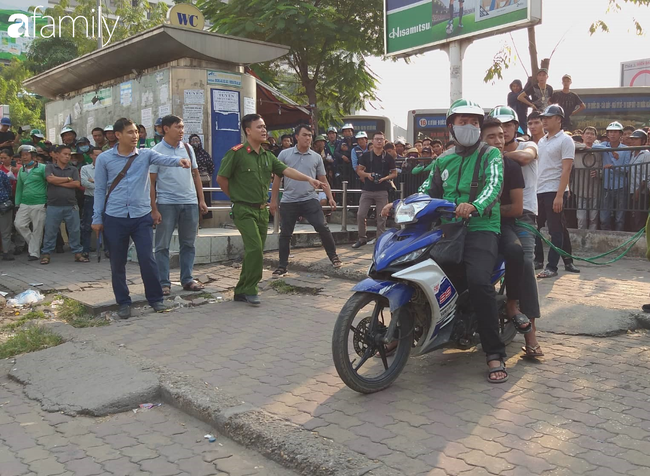 NÓNG: Đang thực nghiệm hiện trường vụ nam sinh 18 tuổi chạy xe ôm công nghệ bị sát hại ở Hà Nội - Ảnh 3.