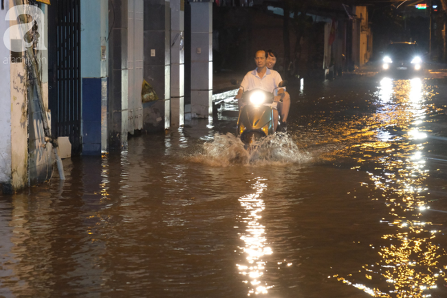 Triều cường lên cao, dân khu nhà giàu ở Sài Gòn cũng không thoát cảnh bì bõm trong nước ngập lúc nửa đêm - Ảnh 13.