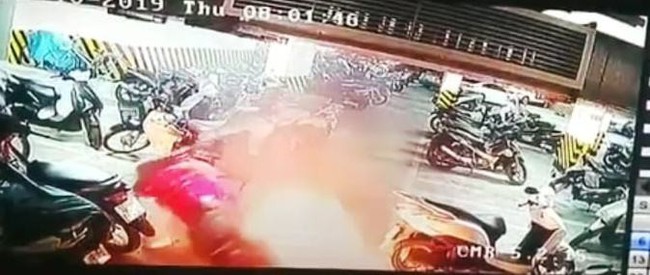 Hà Nội: Cư dân hốt hoảng xe máy bất ngờ phát cháy dưới hầm - Ảnh 1.