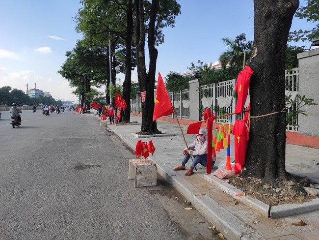 Không khí trước trận tuyển Việt Nam vs Malaysia: Phe vé xuống giá nài nỉ người mua, dân đứng nắng bán áo và cờ đỏ sao vàng - Ảnh 6.