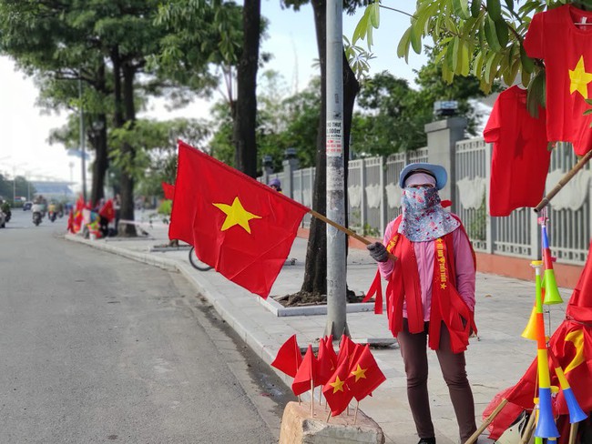 Không khí trước trận tuyển Việt Nam vs Malaysia: Phe vé xuống giá nài nỉ người mua, dân đứng nắng bán áo và cờ đỏ sao vàng - Ảnh 8.