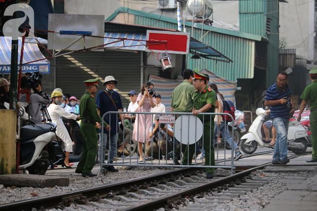 Hà Nội: Ngỡ ngàng cảnh phố vắng sau khi dẹp hàng cà phê đường tàu  - Ảnh 2.