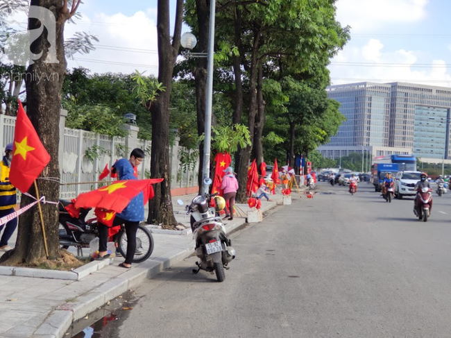 Không khí trước trận tuyển Việt Nam vs Malaysia: Phe vé xuống giá nài nỉ người mua, dân đứng nắng bán áo và cờ đỏ sao vàng - Ảnh 5.