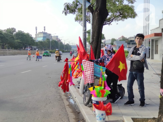 Không khí trước trận tuyển Việt Nam vs Malaysia: Phe vé xuống giá nài nỉ người mua, dân đứng nắng bán áo và cờ đỏ sao vàng - Ảnh 10.