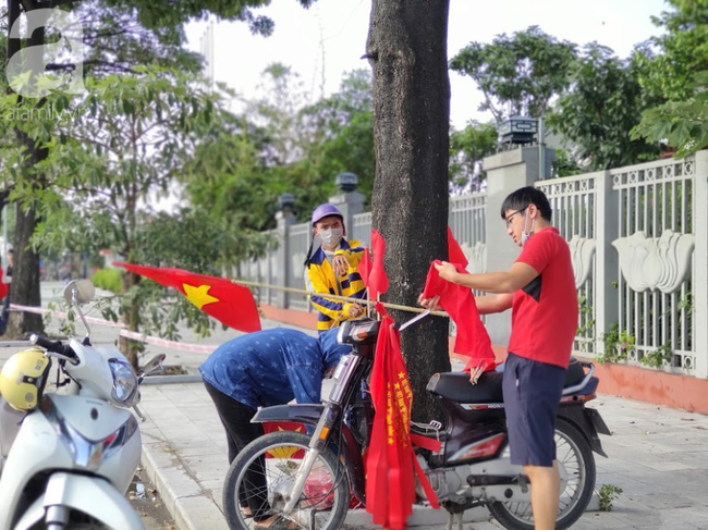 Không khí trước trận tuyển Việt Nam vs Malaysia: Phe vé xuống giá nài nỉ người mua, dân đứng nắng bán áo và cờ đỏ sao vàng - Ảnh 9.